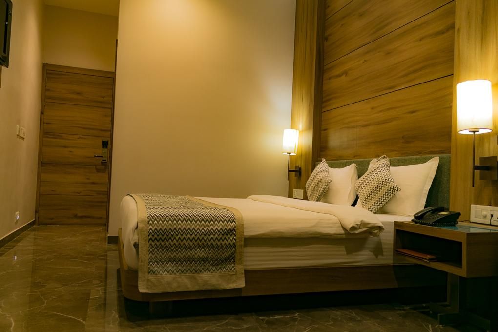 Silver Deluxe Room with King Bed