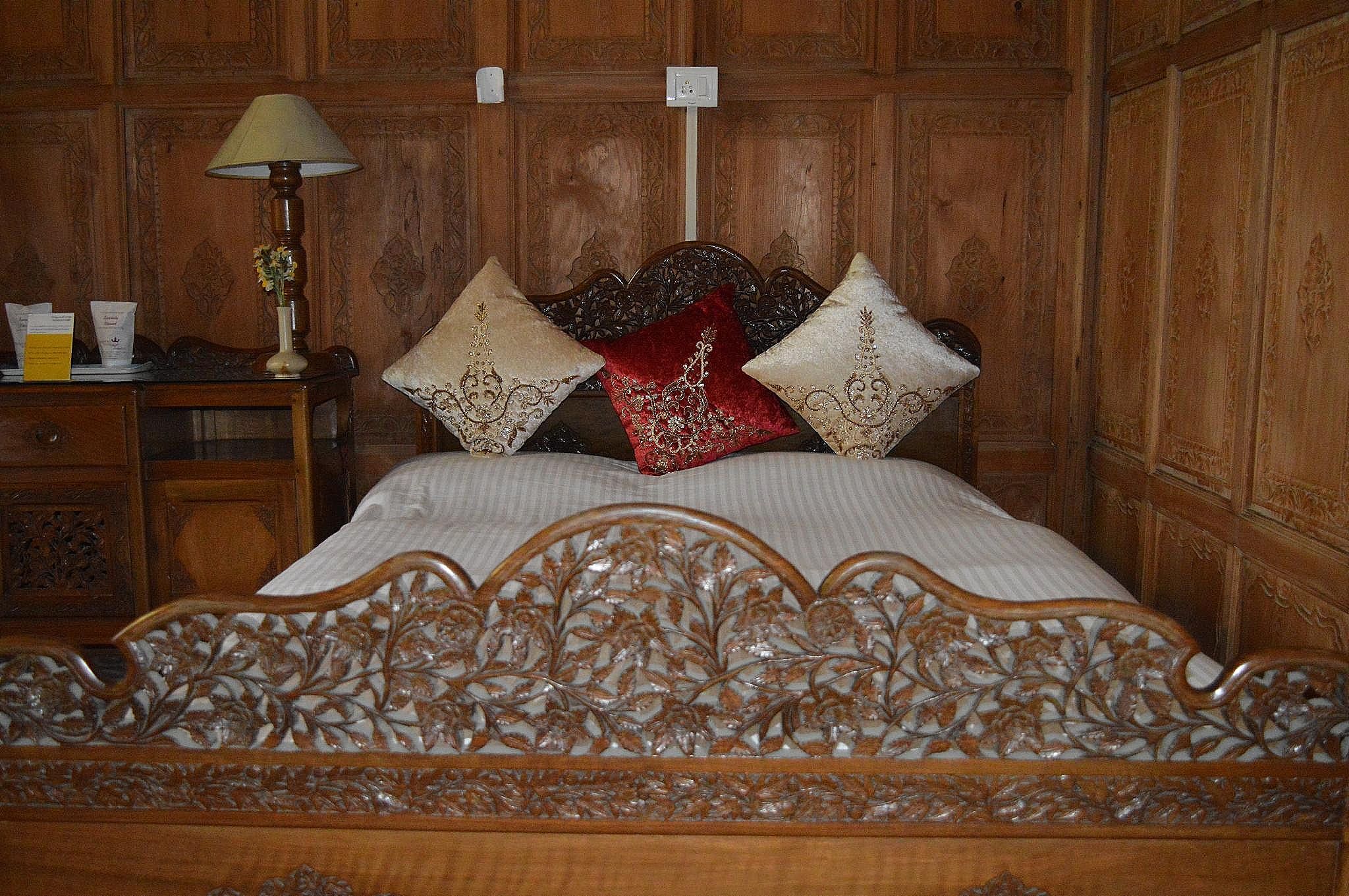 Wangnoo Heritage Houseboats Premium Rooms 2