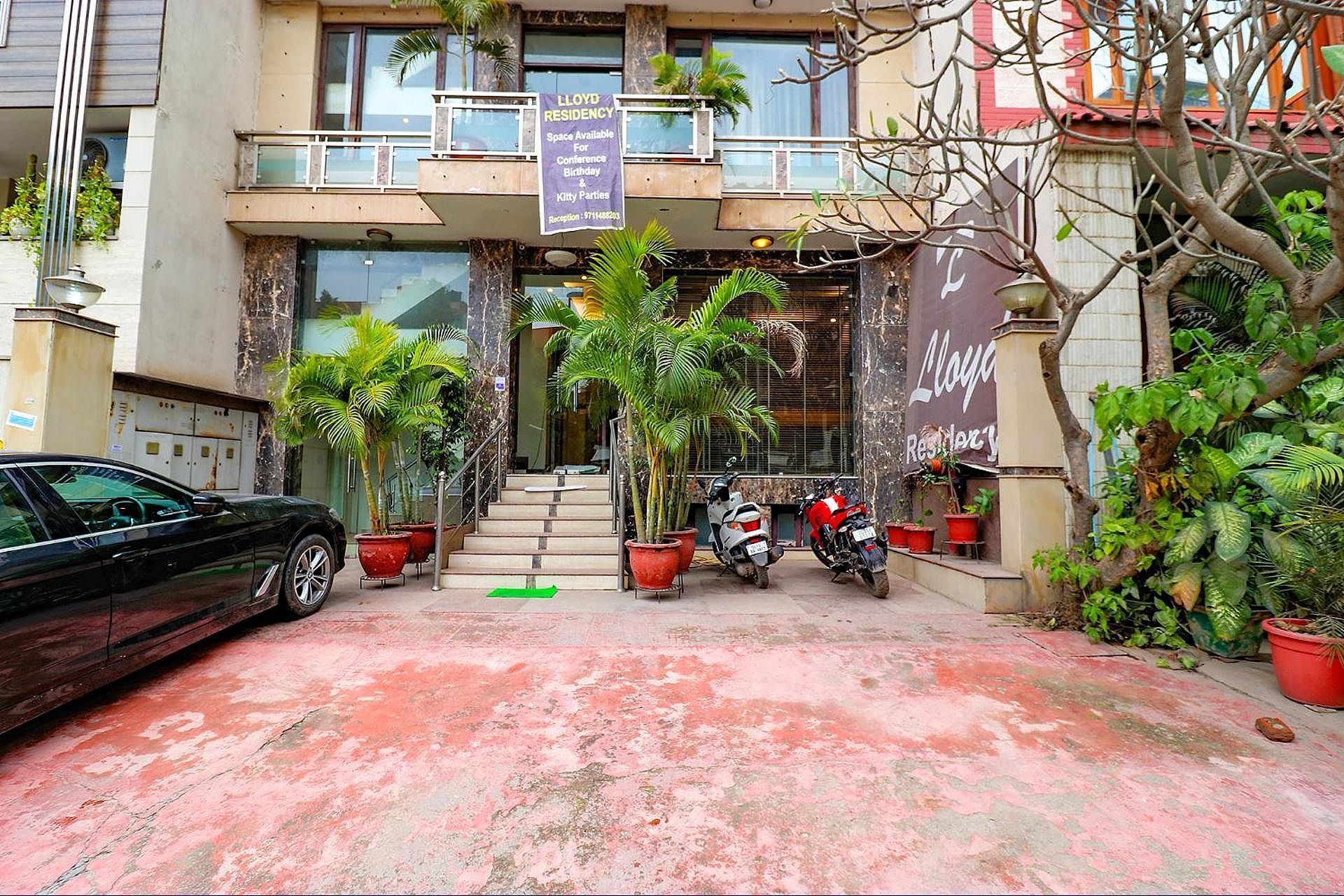 OYO Collection O 81772 Lloyd Residency