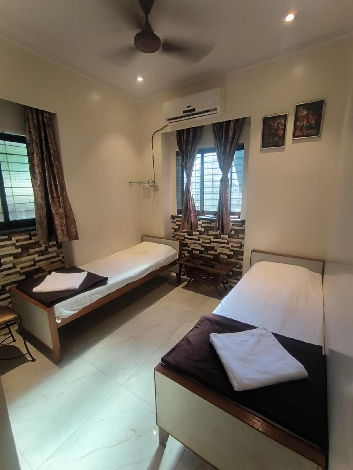 Hotel Rupali NON AC Double Bed NON Attached Washroom 3