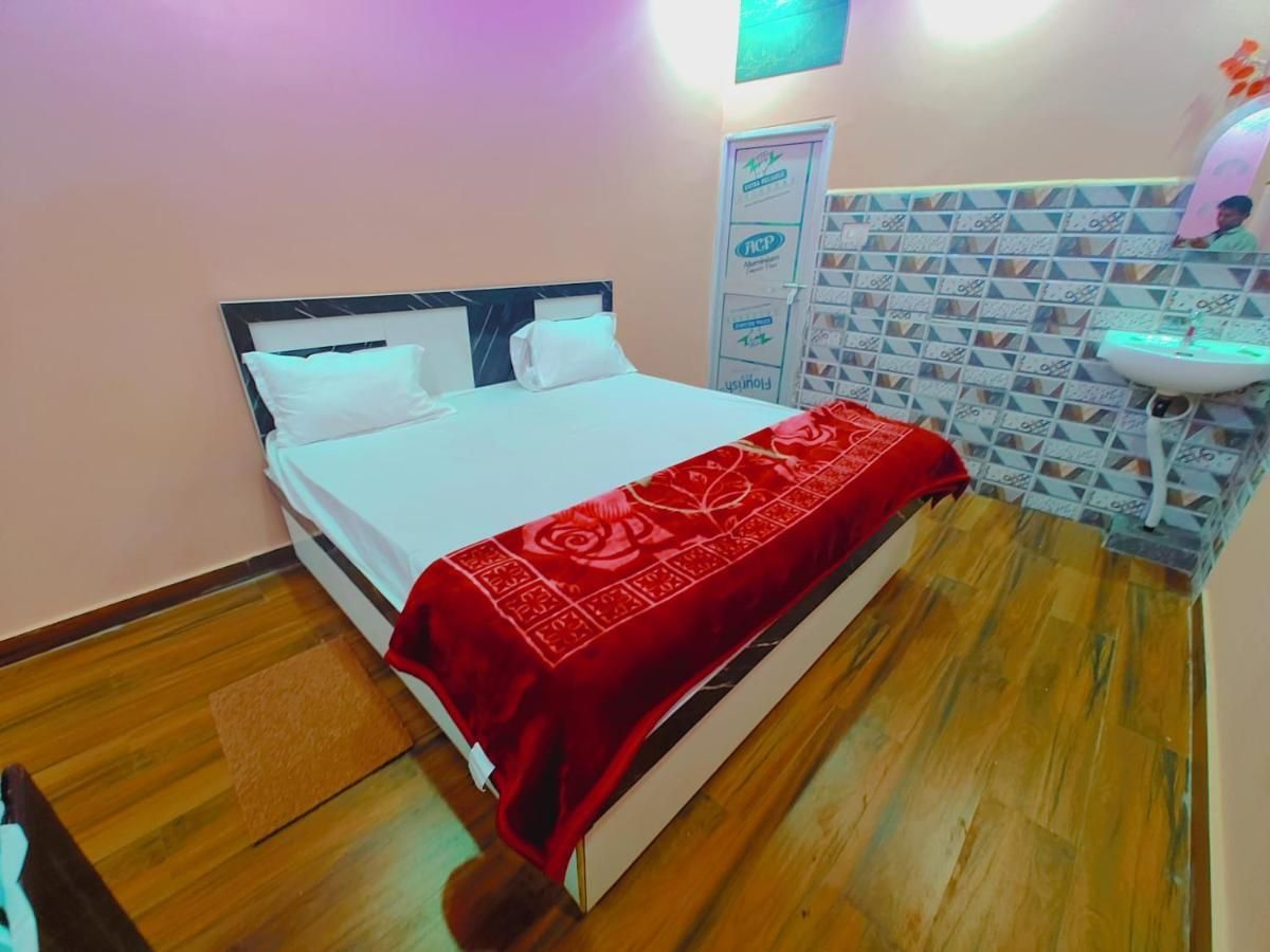 Ayodhya Residency 5 min walk from Ram Janmabhoomi Deluxe Double Room 3
