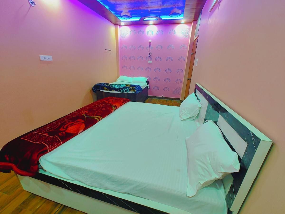 Ayodhya Residency 5 min walk from Ram Janmabhoomi Deluxe Double Room 2