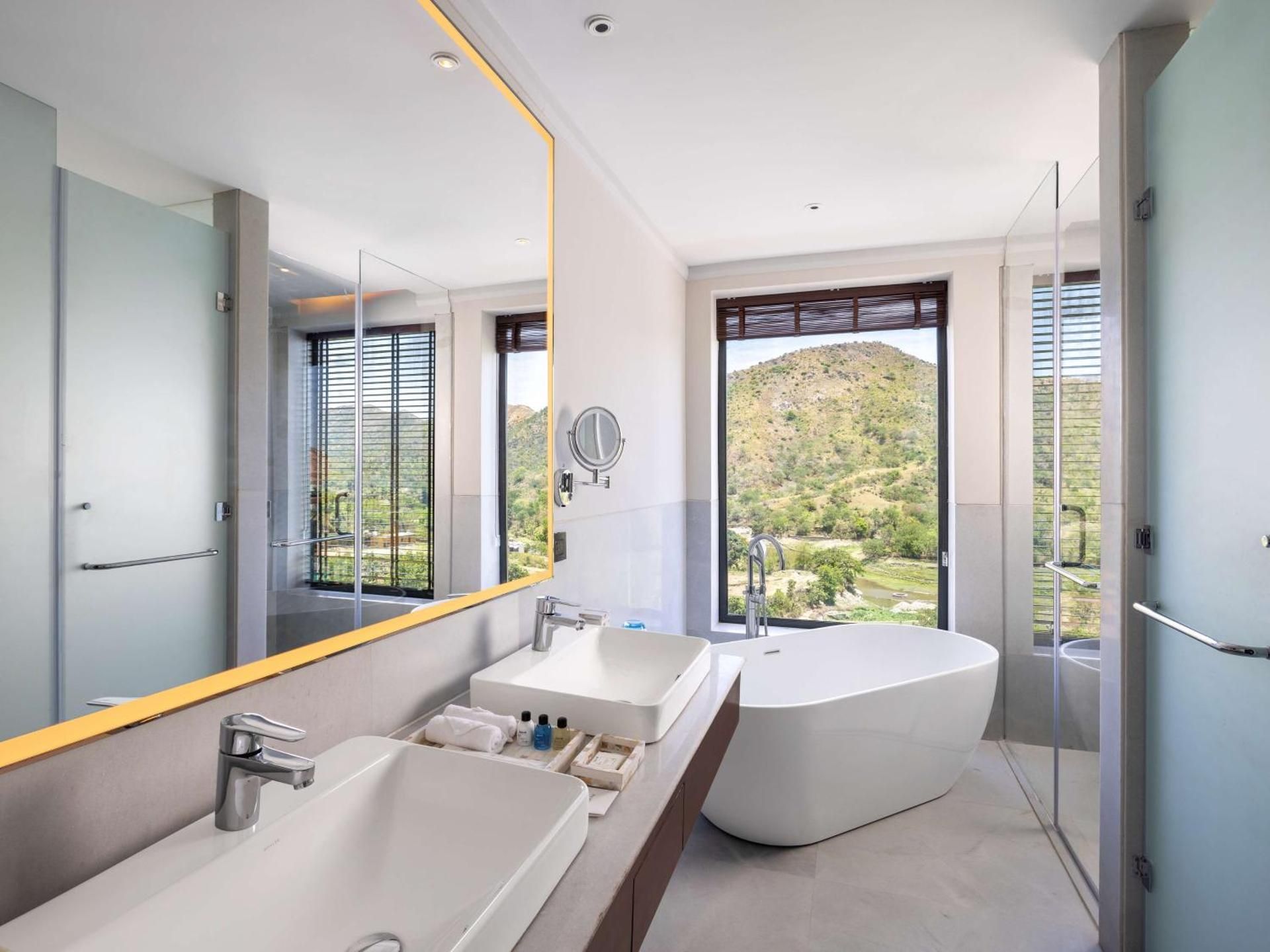 Radisson Blu Resort Kumbhalgarh Standard Room Mountain View 3