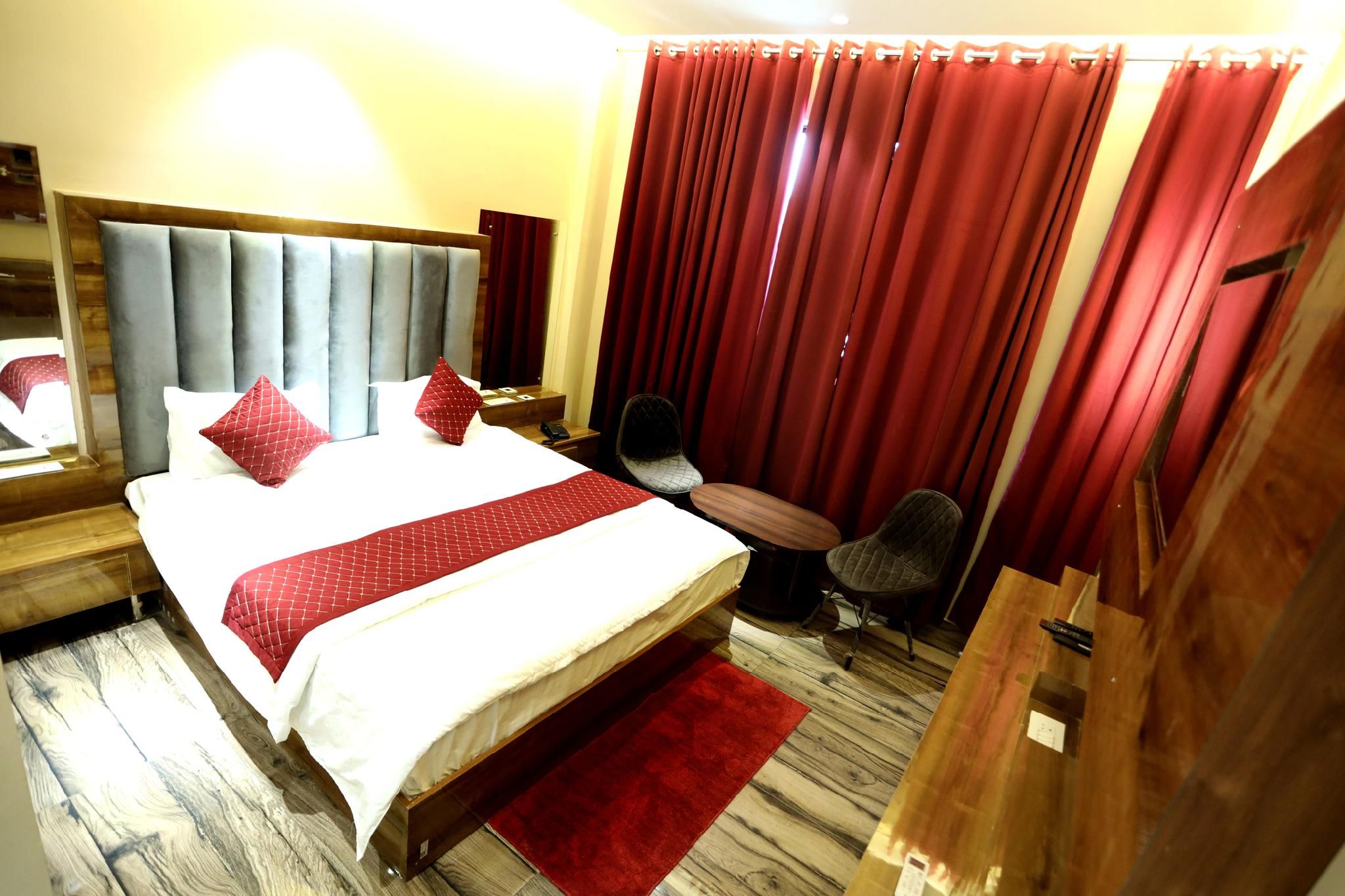 Deluxe Room with Bathtub