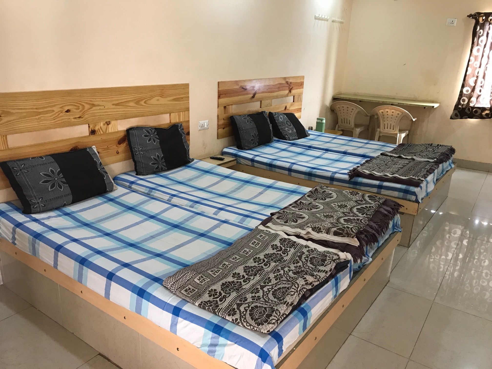 Deluxe five bed family room