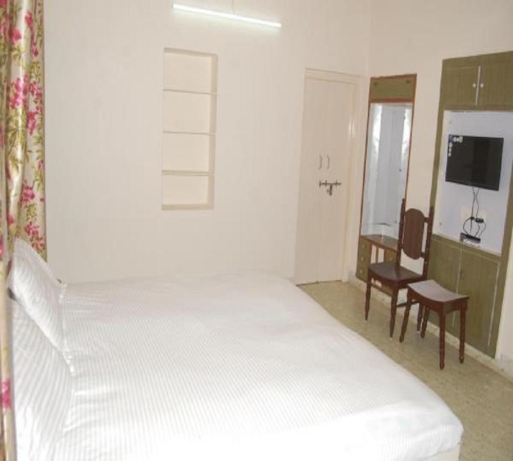 Gurukrupa Bungalow Ground Floor Room