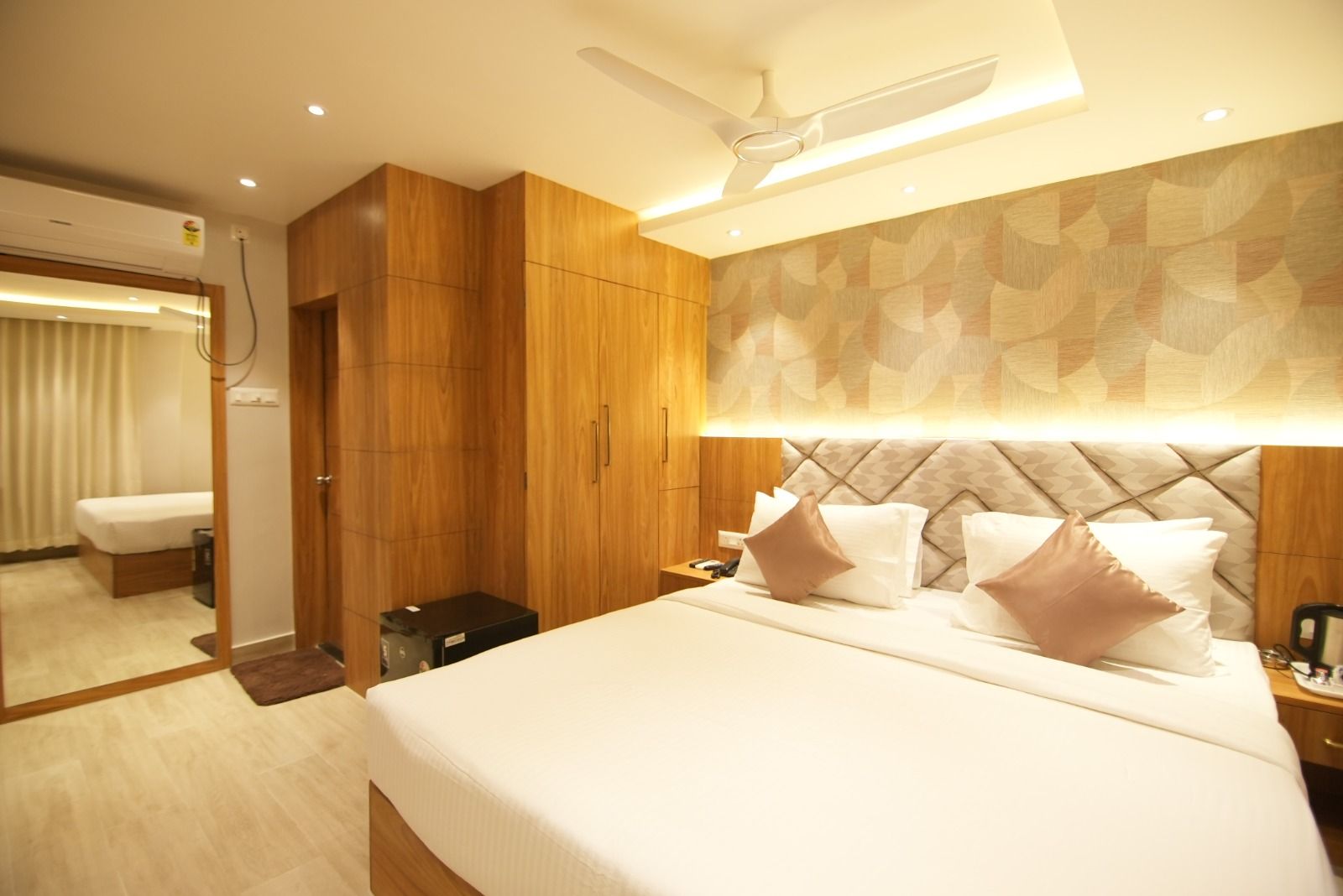 Hotel Teesta Stays, Kolkata Deluxe Room 4