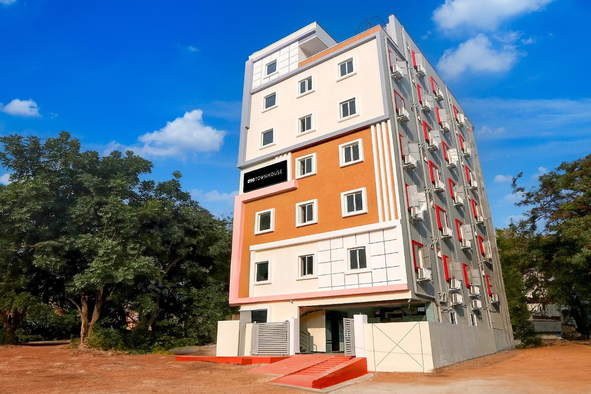 Super Townhouse Nanak Ram Guda near WaveRock SEZ