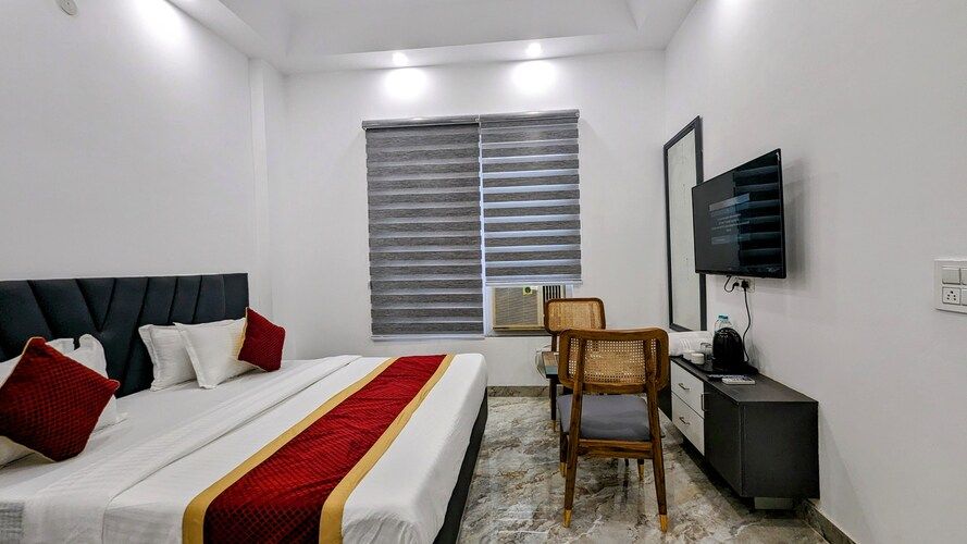 HOTEL GREEN VEGAS Deluxe Room With Free Wi-Fi( Rs500swimming pool per pax per Hour ) 5