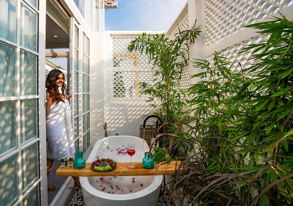 Deep soaking bathtub