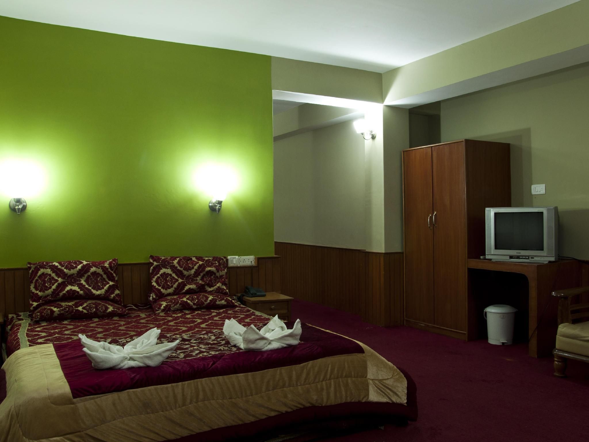 Suite - Queen Necklace