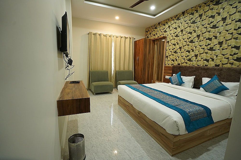 Hotel Paramount Near Monsoon Palace Deluxe Room