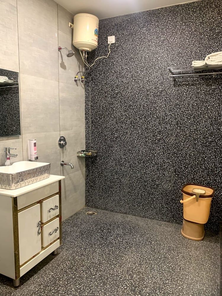 Hotel Avkaash Deluxe Room 4