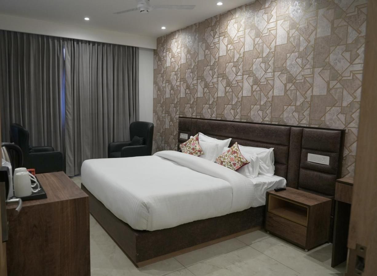 ACR Luxury Hotel Deluxe Room 3