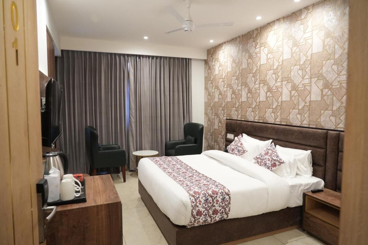 ACR Luxury Hotel Deluxe Room 4