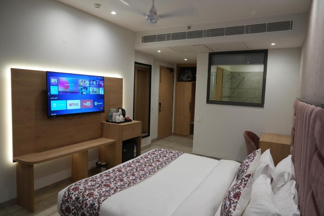 ACR Luxury Hotel Deluxe Room 5