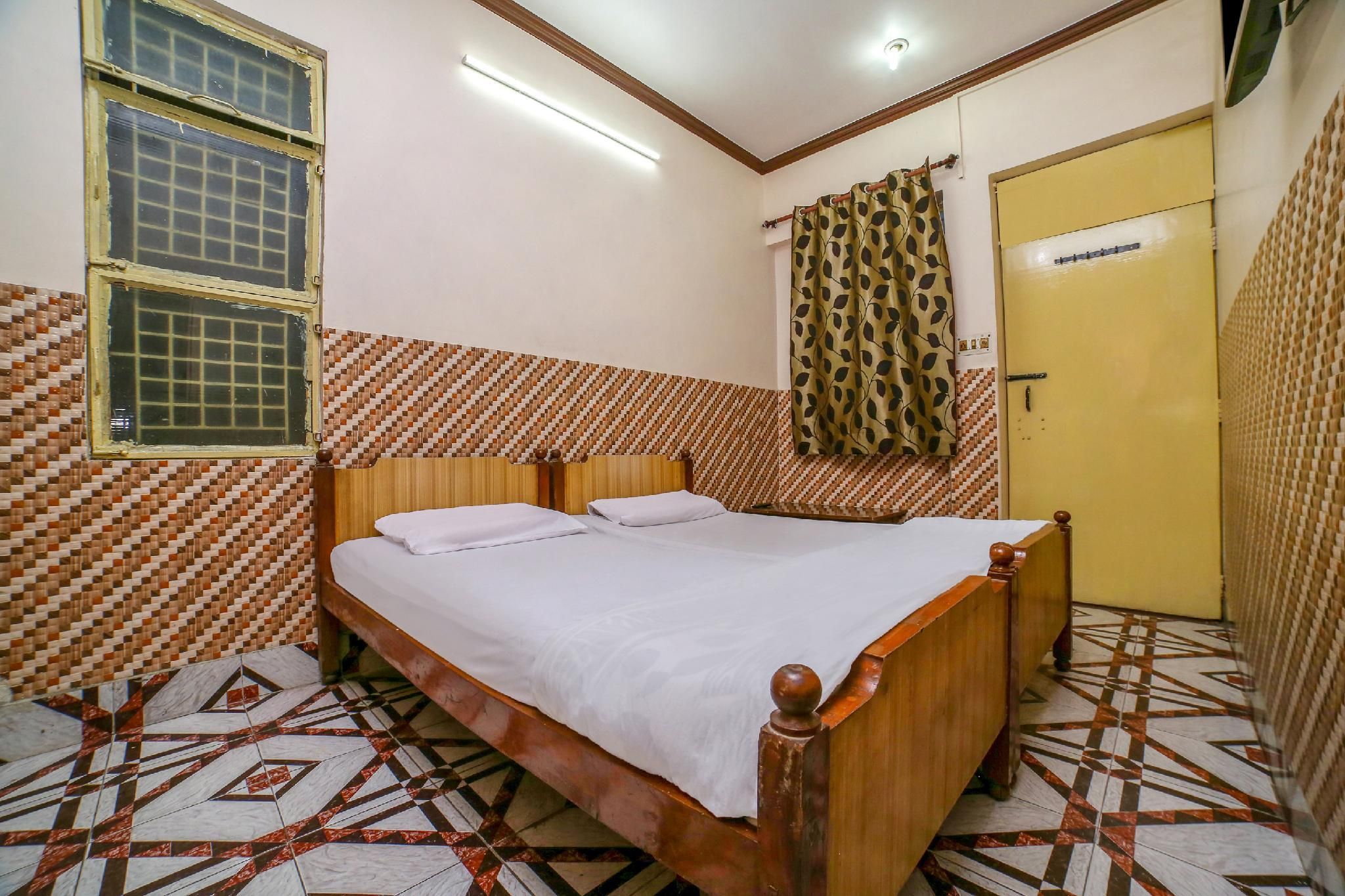 SPOT ON Room without Air Conditioning