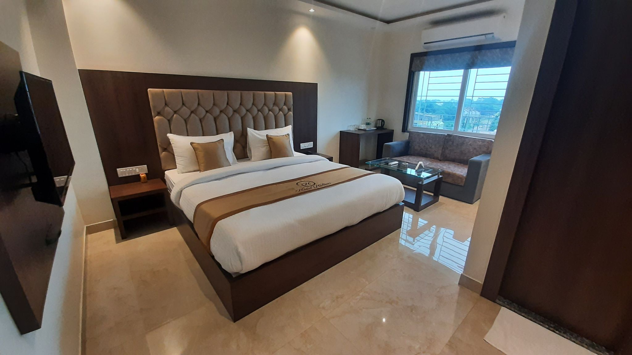 Premium Deluxe room with Free Wifi and Workdesk