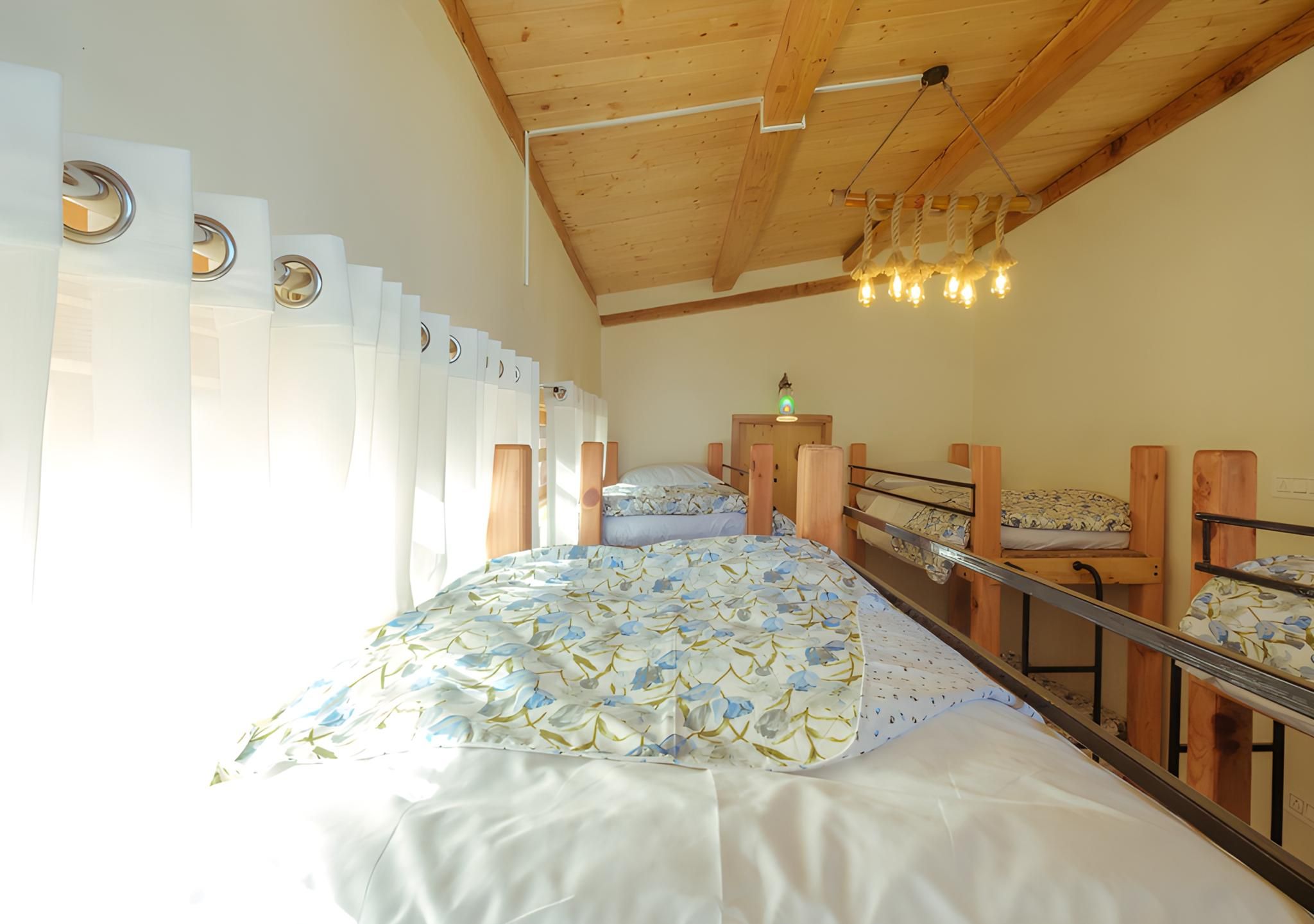 8 Bed Mixed Dorm Room