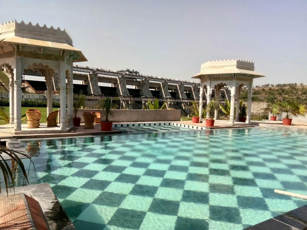 Swimming pool [outdoor]