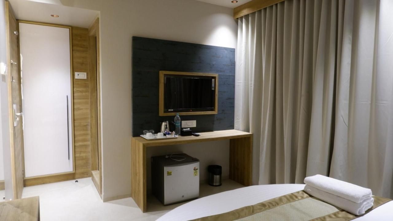 Hotel Amber Paramount Deluxe Twin Room 12