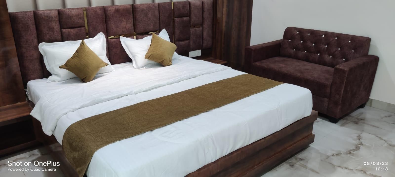 Hotel Praj Paradise Super Deluxe AC