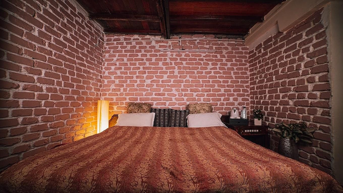 Interconnecting room(s) available