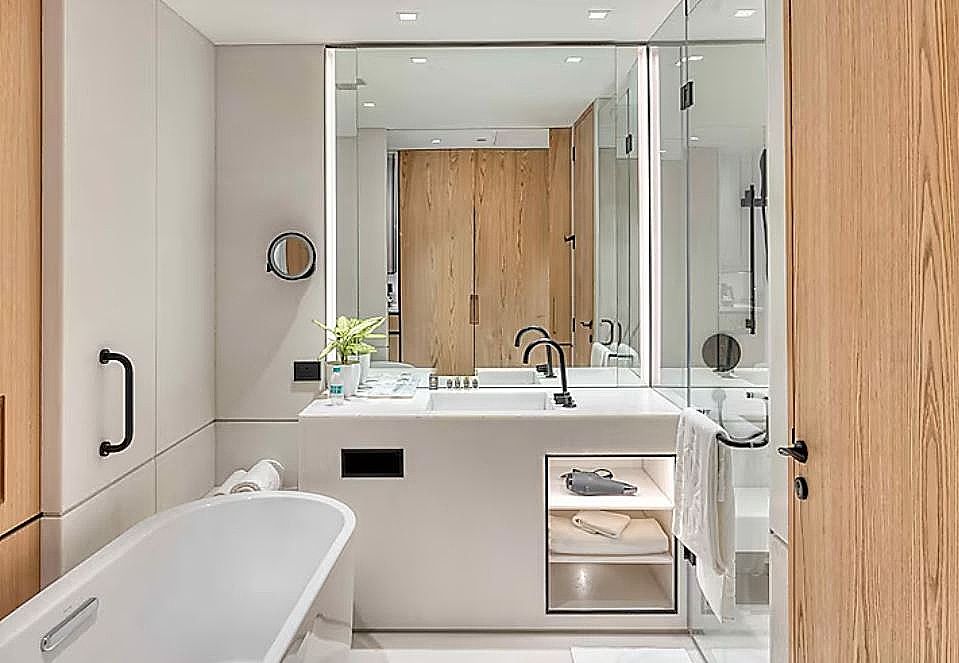 Deluxe Room Twin Bed with Bathtub and Serene Views of Mangrove Forest