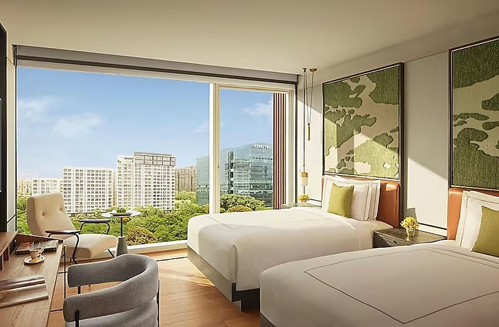 Deluxe Room Twin Bed with Bathtub and Serene Views of Mangrove Forest