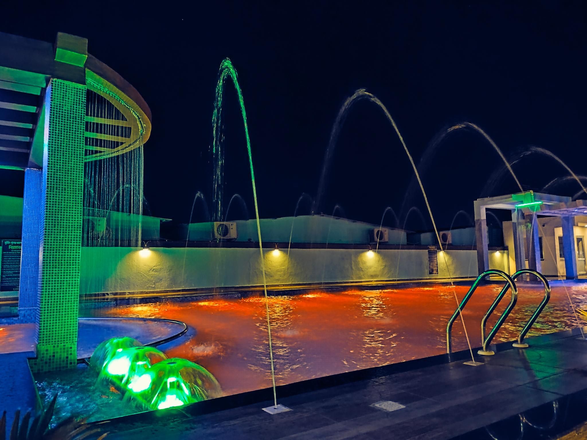 Swimming pool [outdoor]