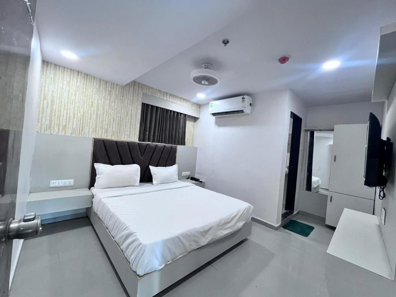 Deluxe Three Bed