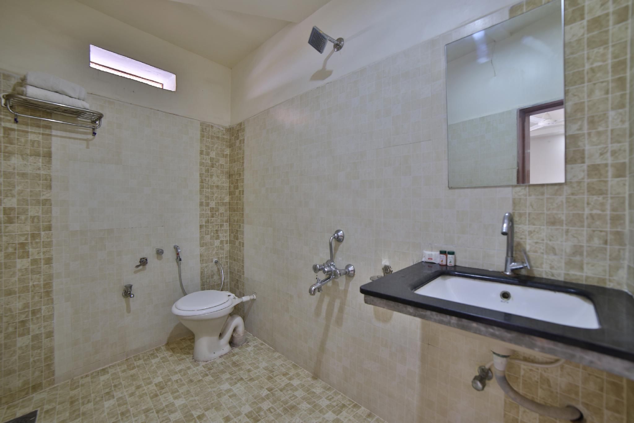 OYO 41929 Hotel Loyal Residency Classic Double or Twin 3