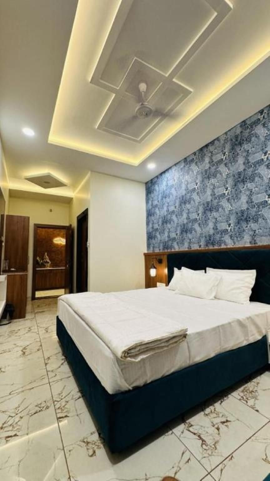 deluxe non- air conditioning room