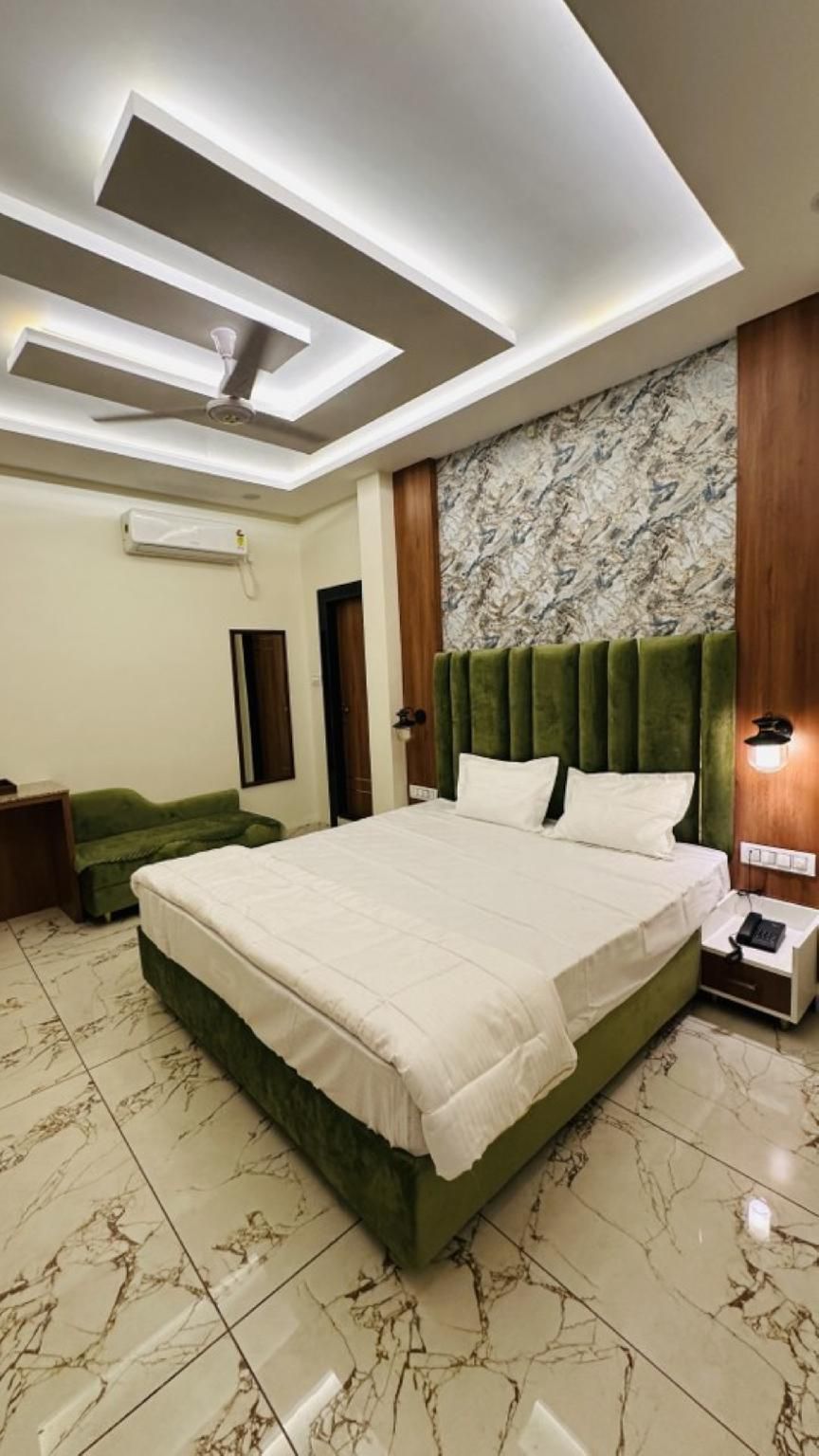 deluxe non- air conditioning room