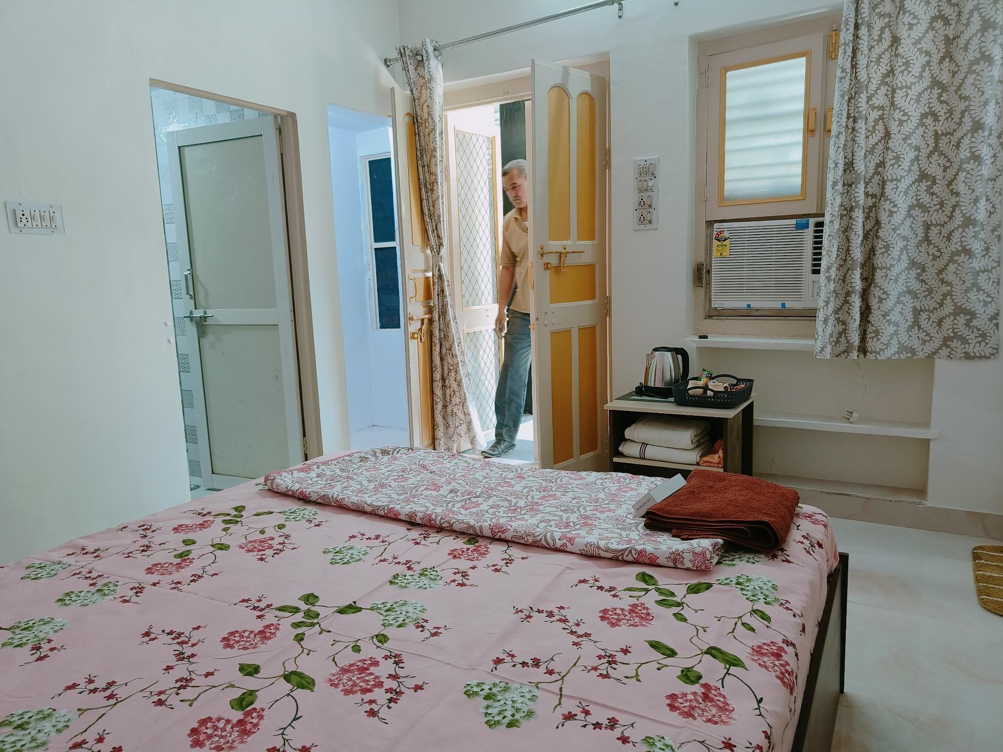 Homestay Urmil Basant Double Bed Room With Air conditioning