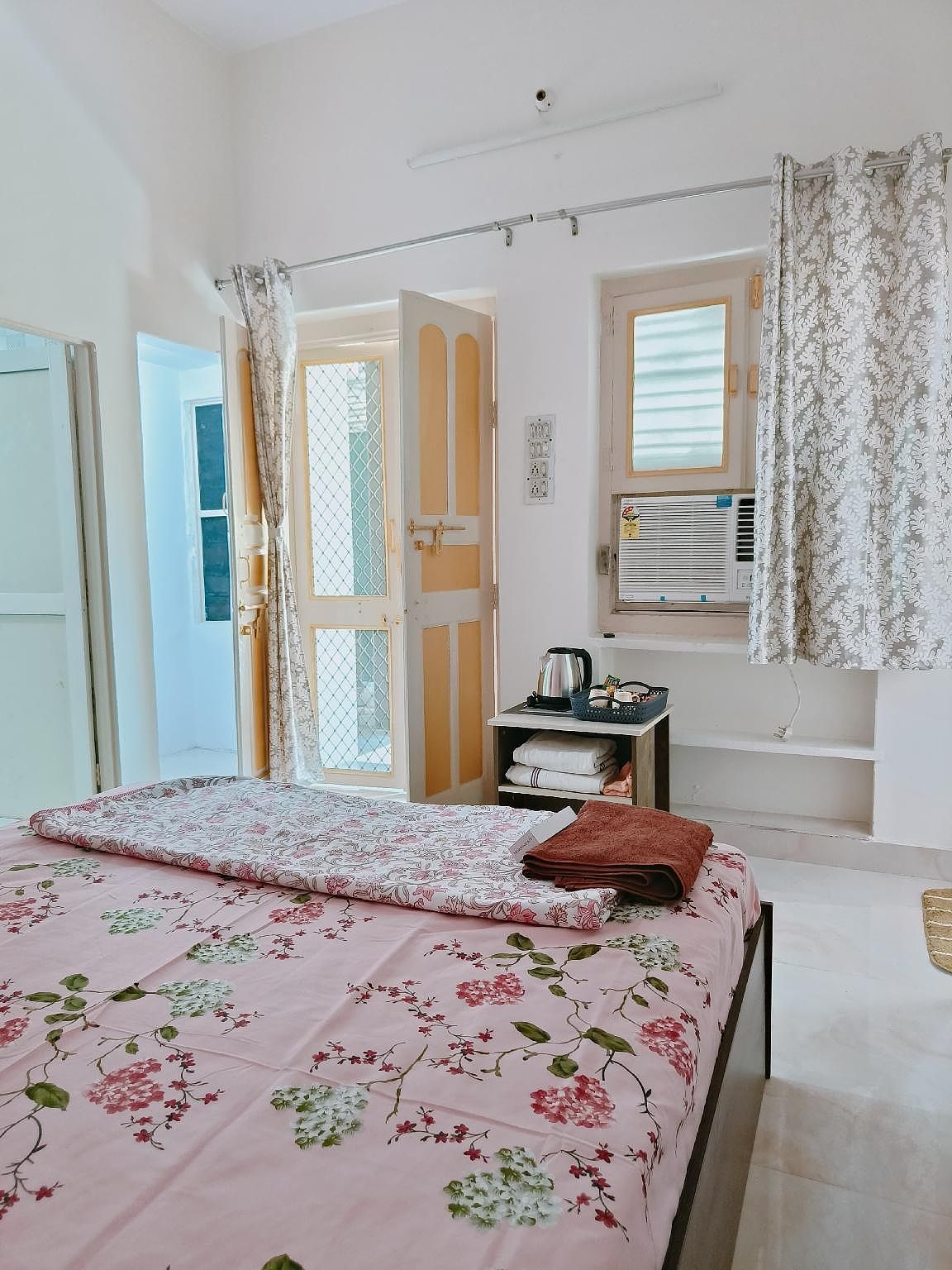Homestay Urmil Basant Double Bed Room With Air conditioning 3