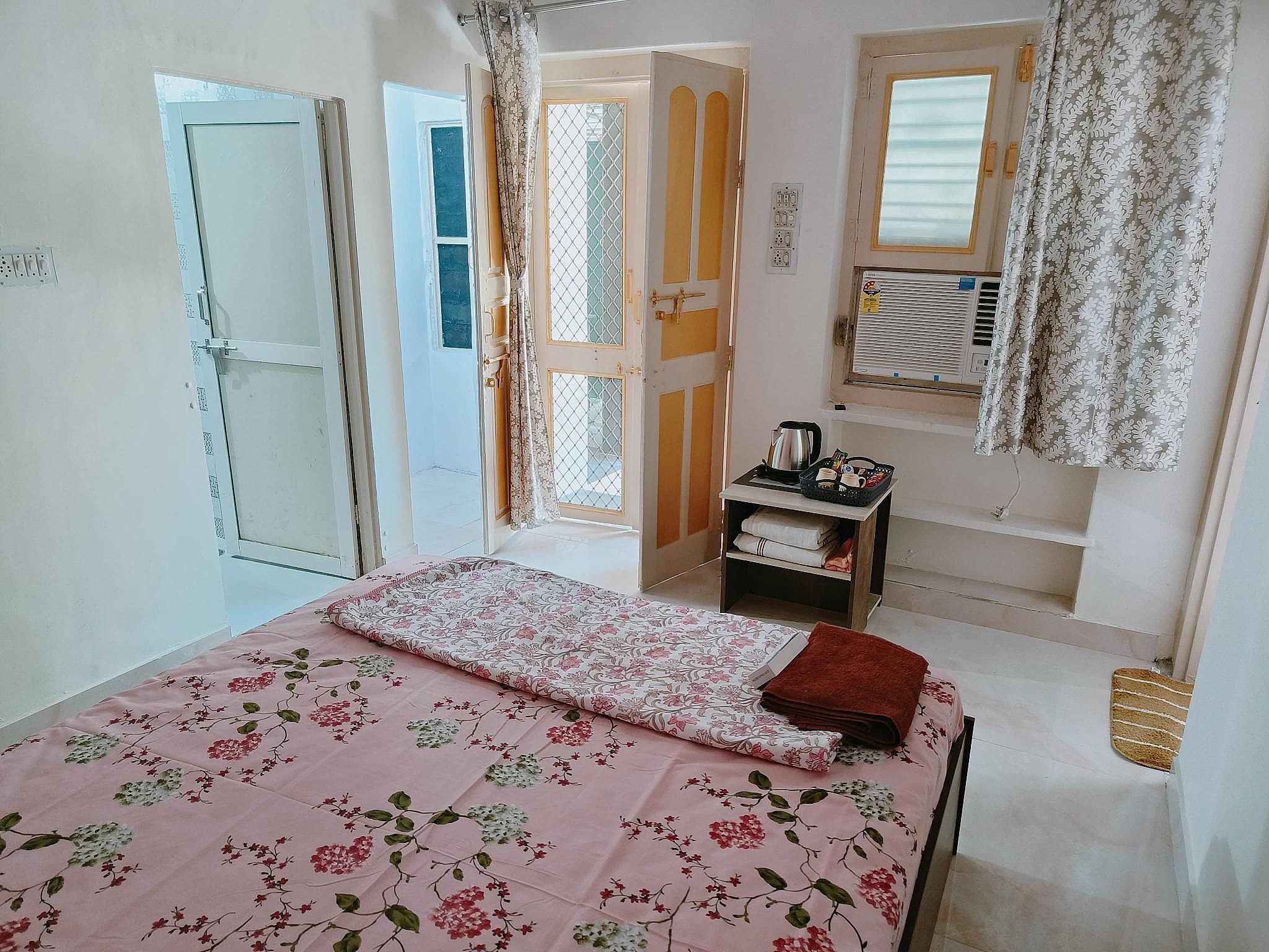 Homestay Urmil Basant Double Bed Room With Air conditioning 2