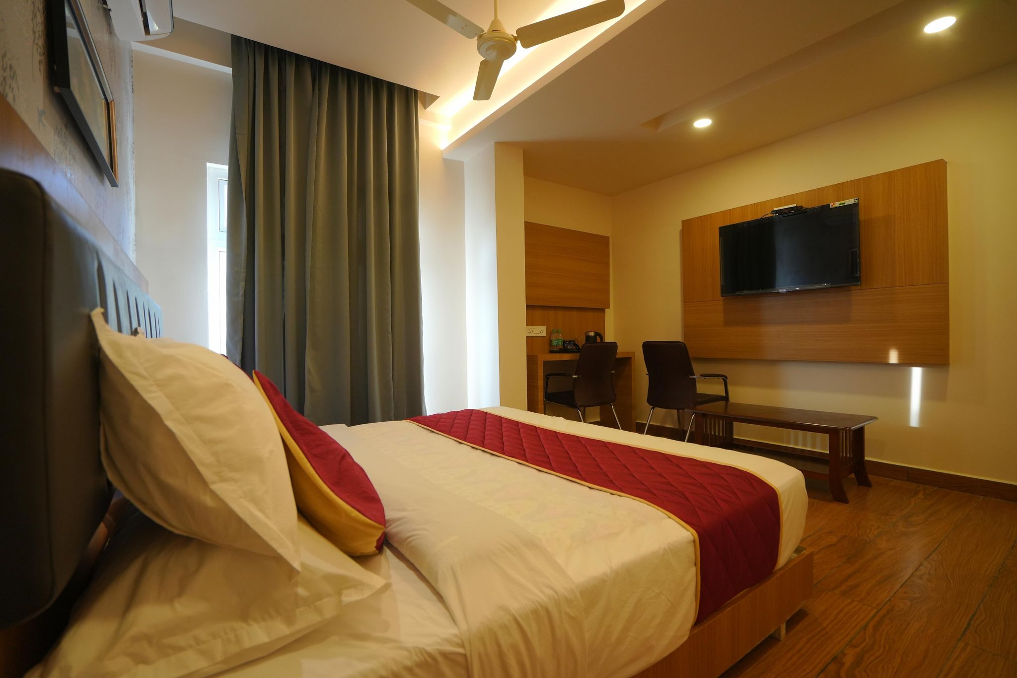 KVP GOLDEN INN STUDIO ROOM- HILL VIEW With KITCHEN AMENITIES 