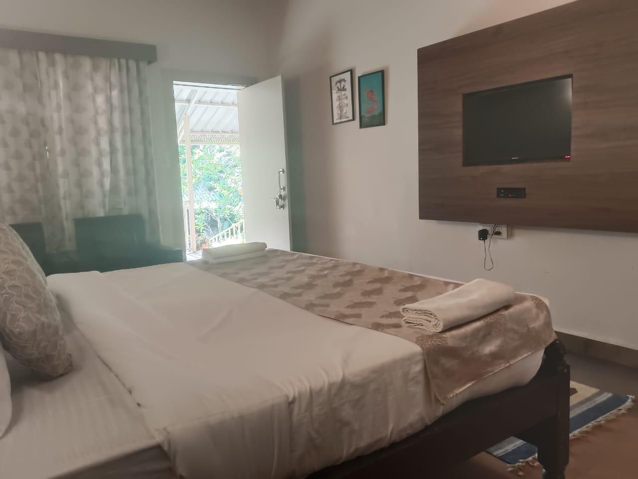Premium Deluxe Pool Corner King Room