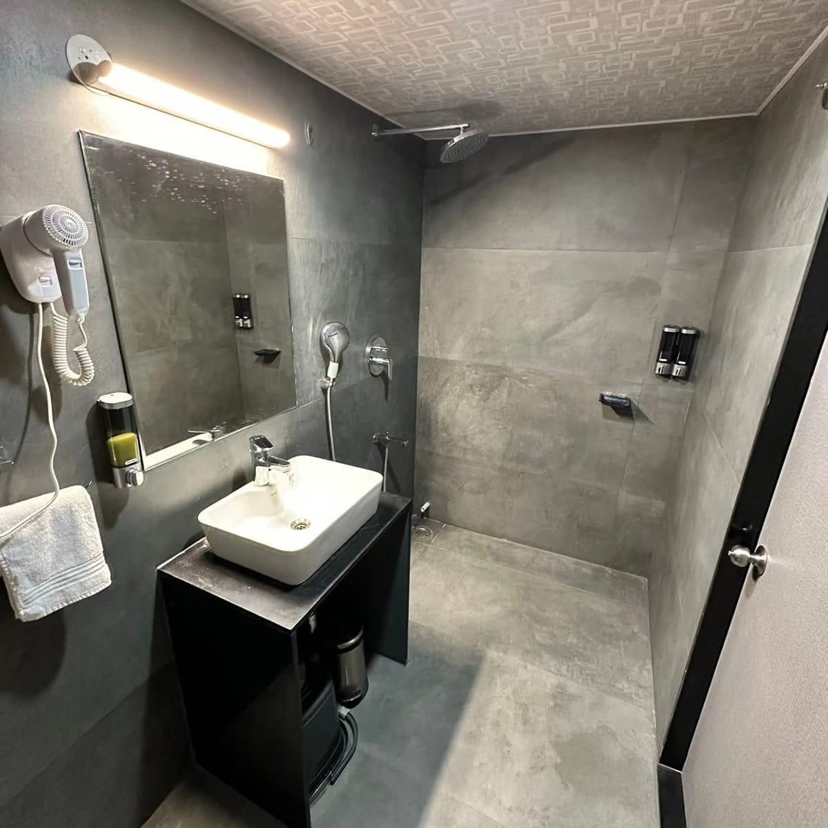 Hotel G R T SQUARE Deluxe 3