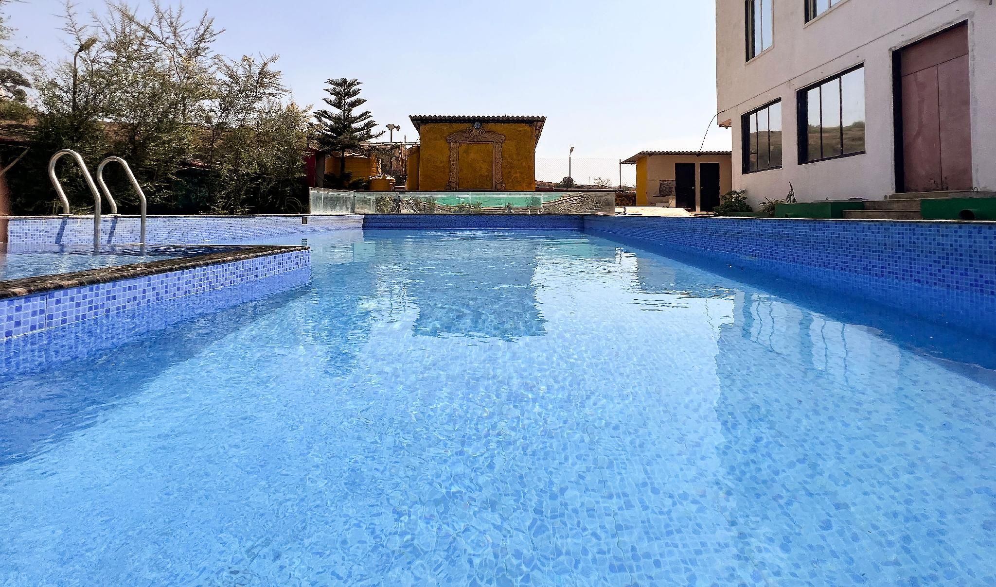 Swimming pool [outdoor]