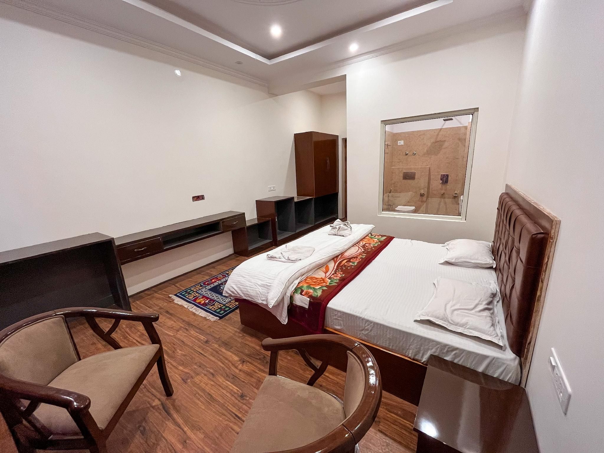 Deluxe Double Room with Balcony and Mountain view