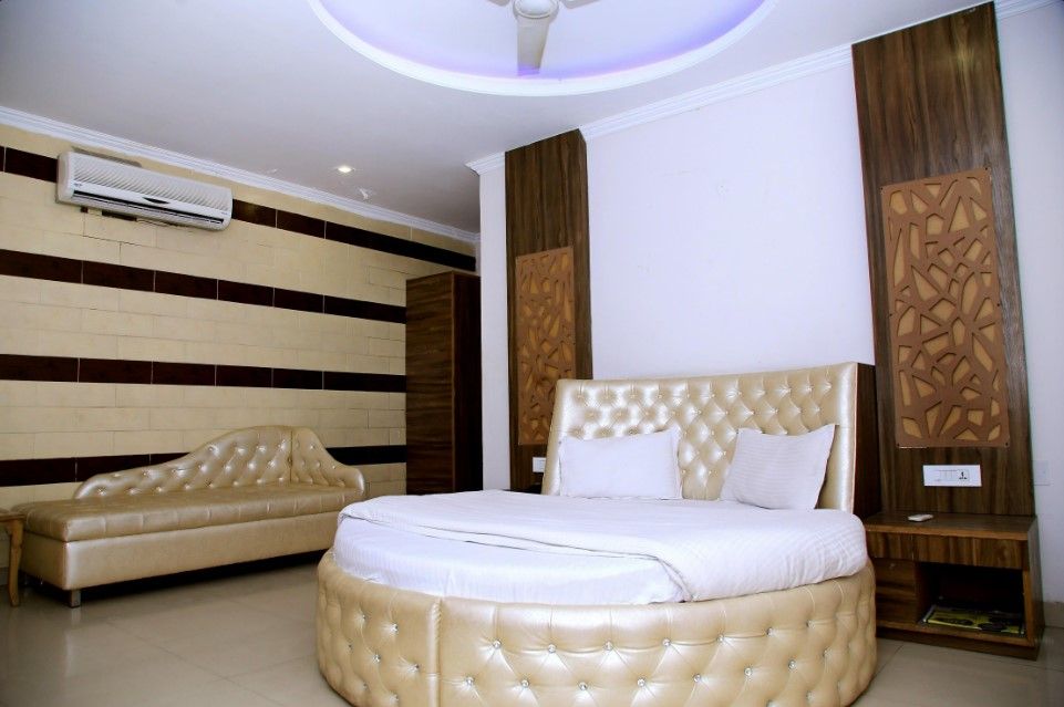 Honeymoon Suite