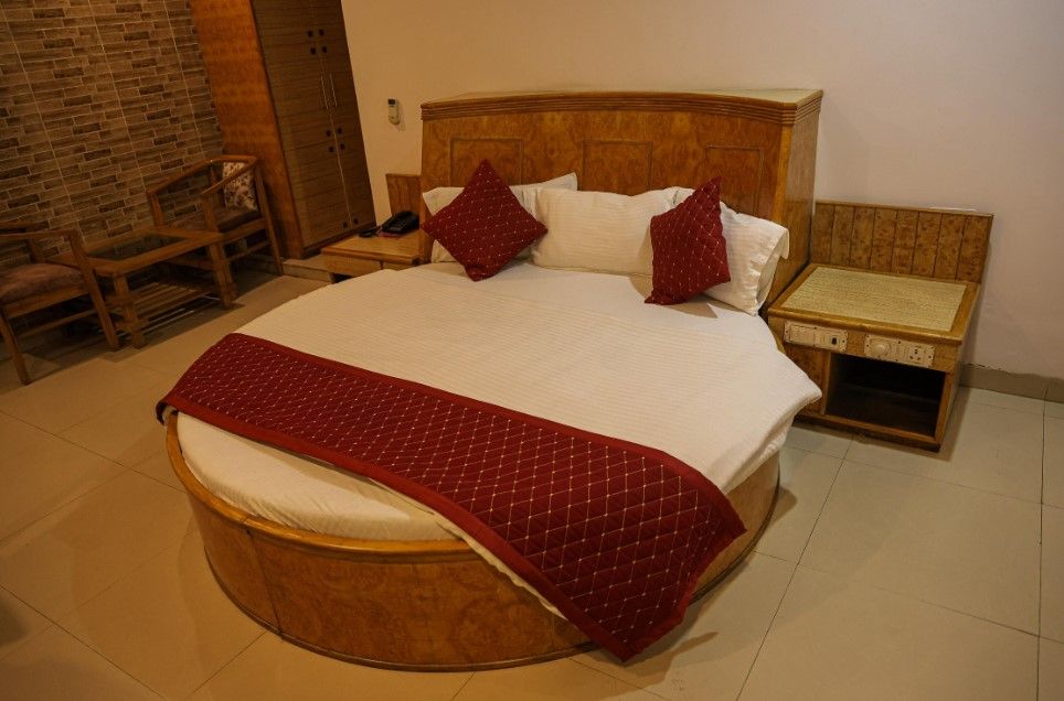 Honeymoon Suite