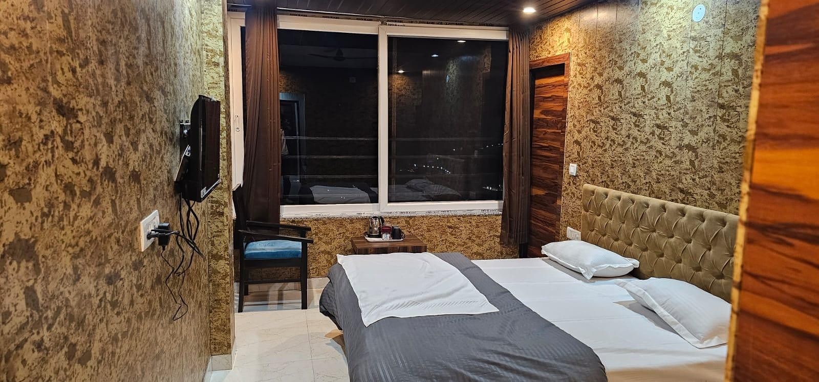 Deluxe Valley View Room