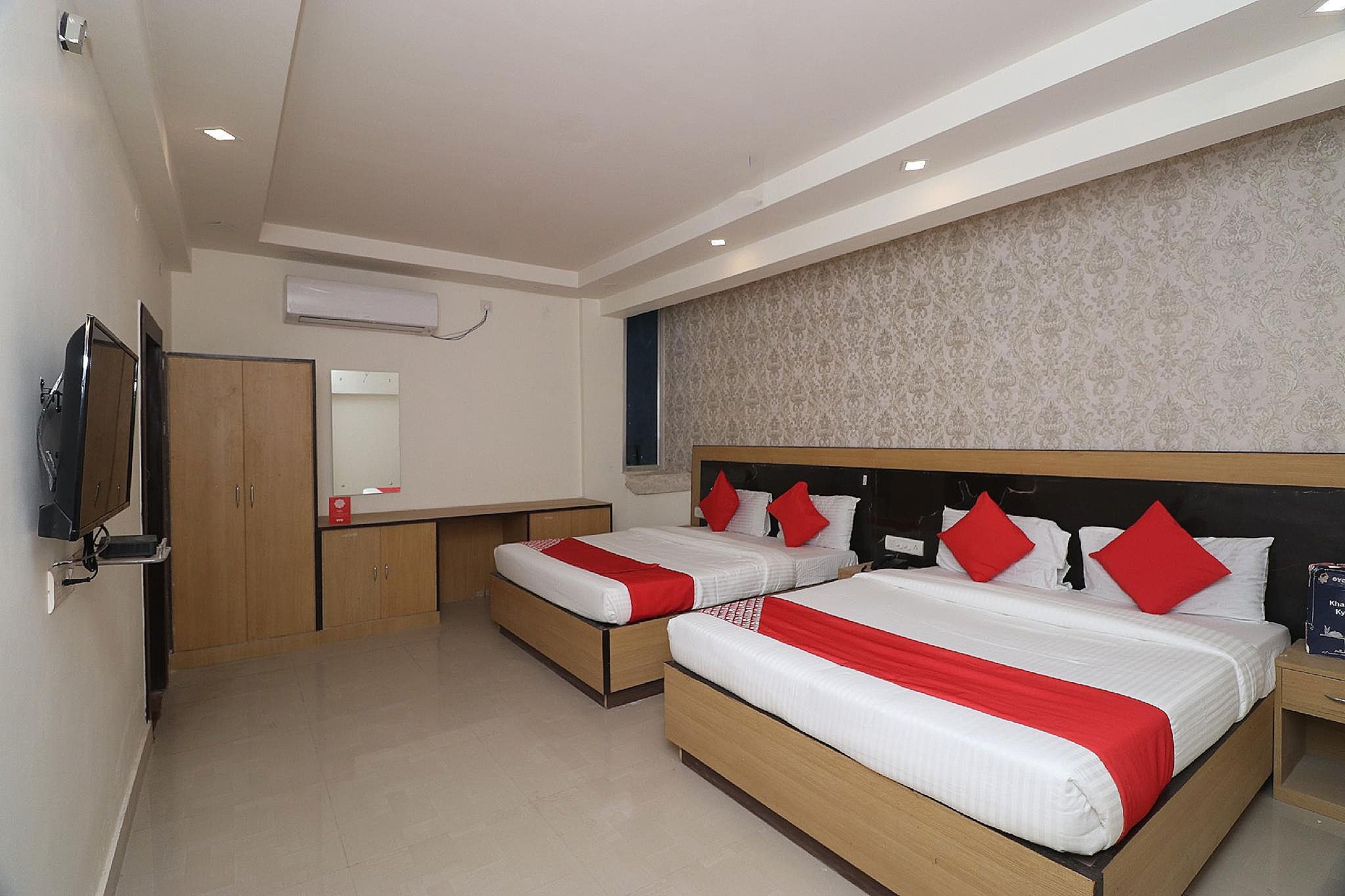 OYO 26772 Hotel Devlali Classic Double or Twin Room - India Citizens Only 2
