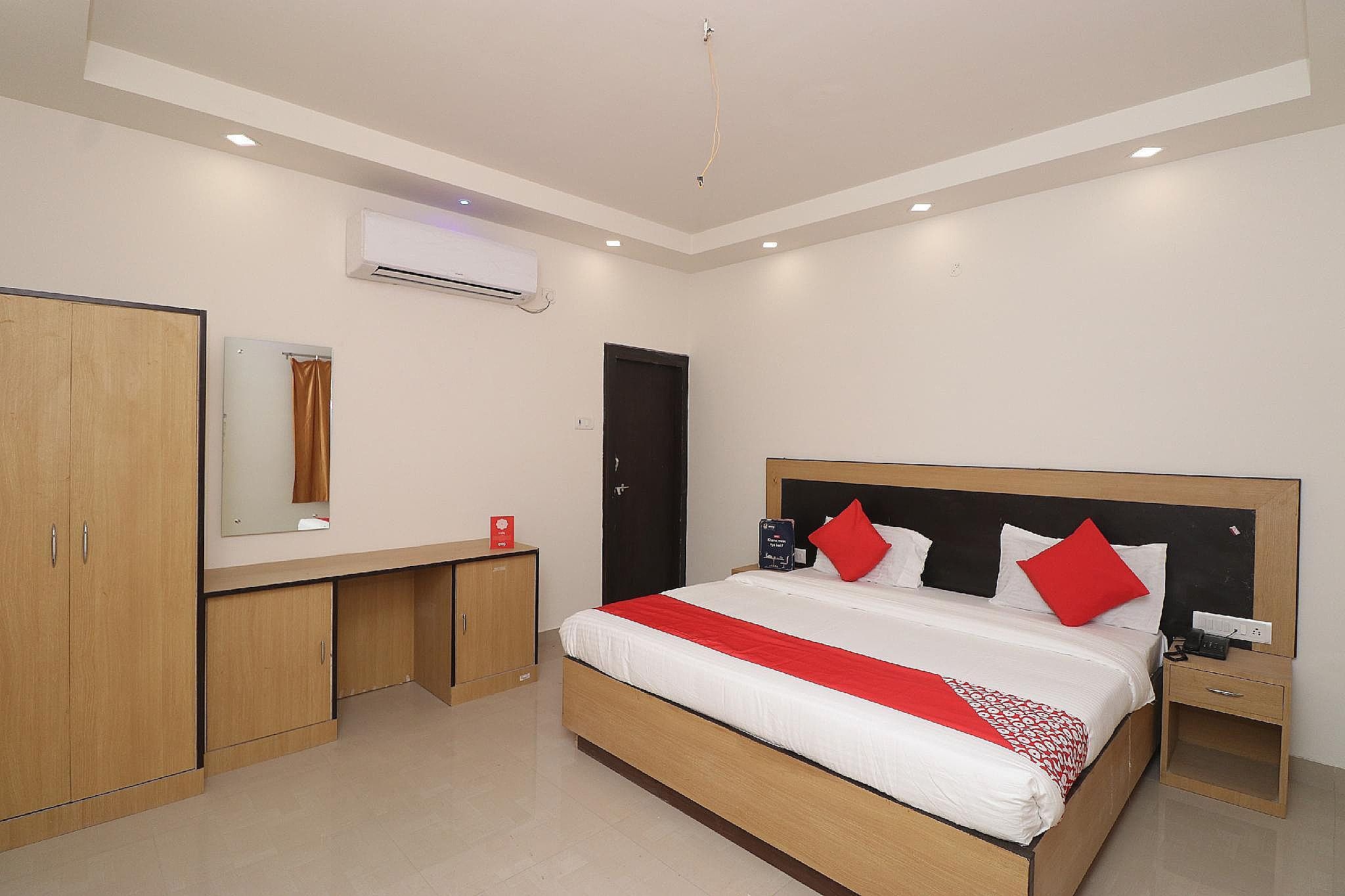 OYO 26772 Hotel Devlali Deluxe Double or Twin Room - India Citizens Only 3