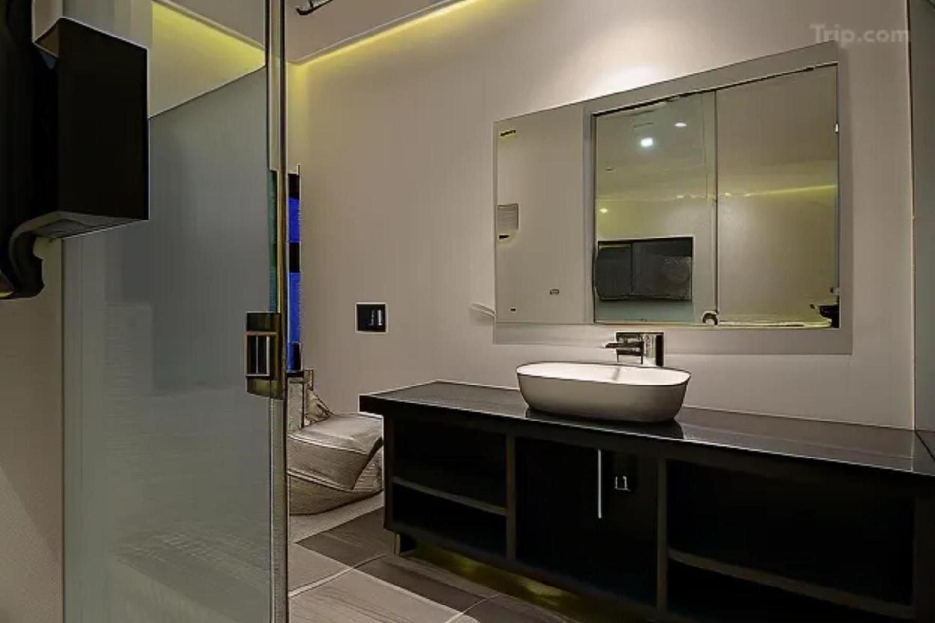 Deluxe Air Conditioning Room 