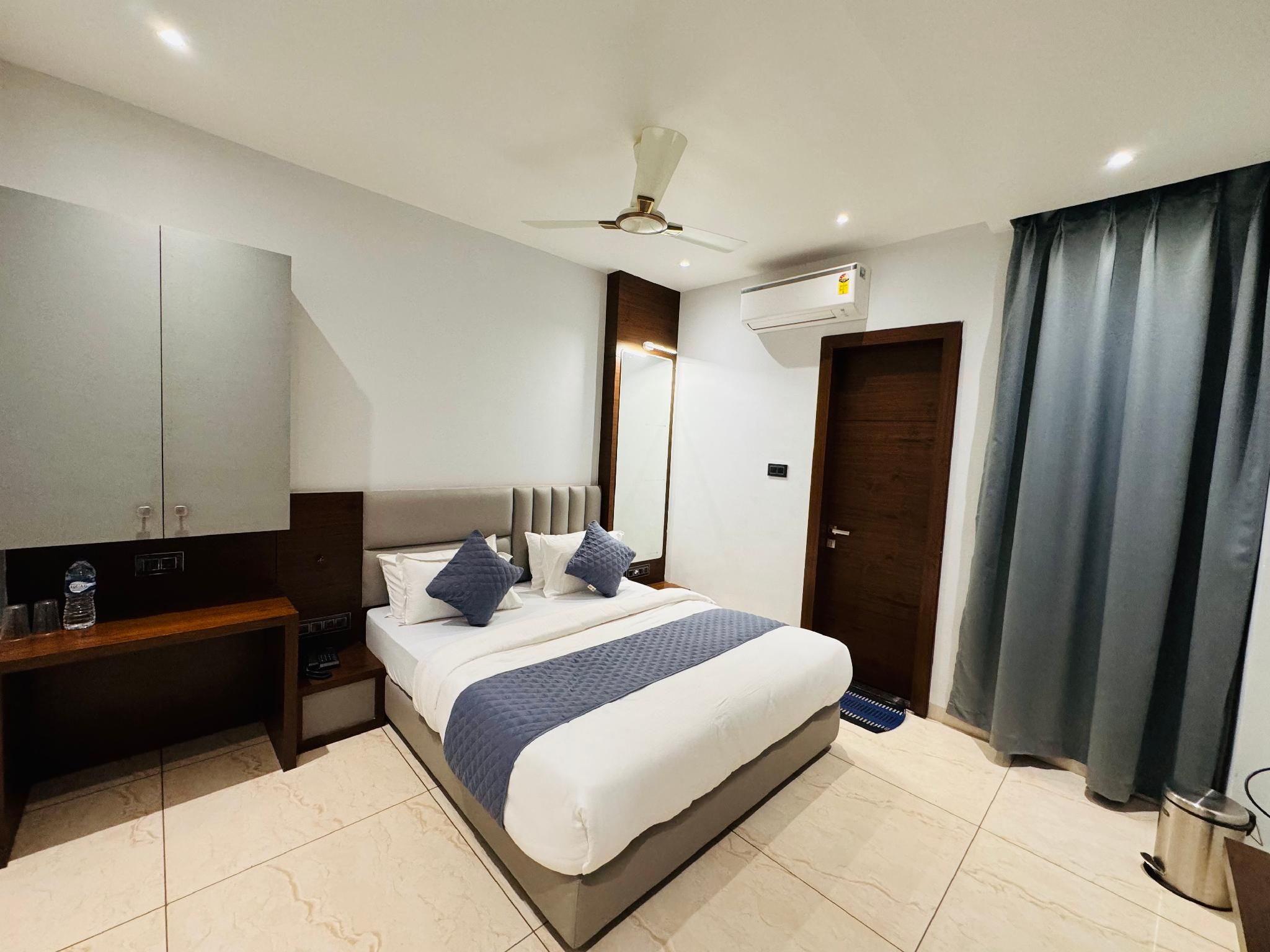 Hotel Rajdev Inn Deluxe Room 4