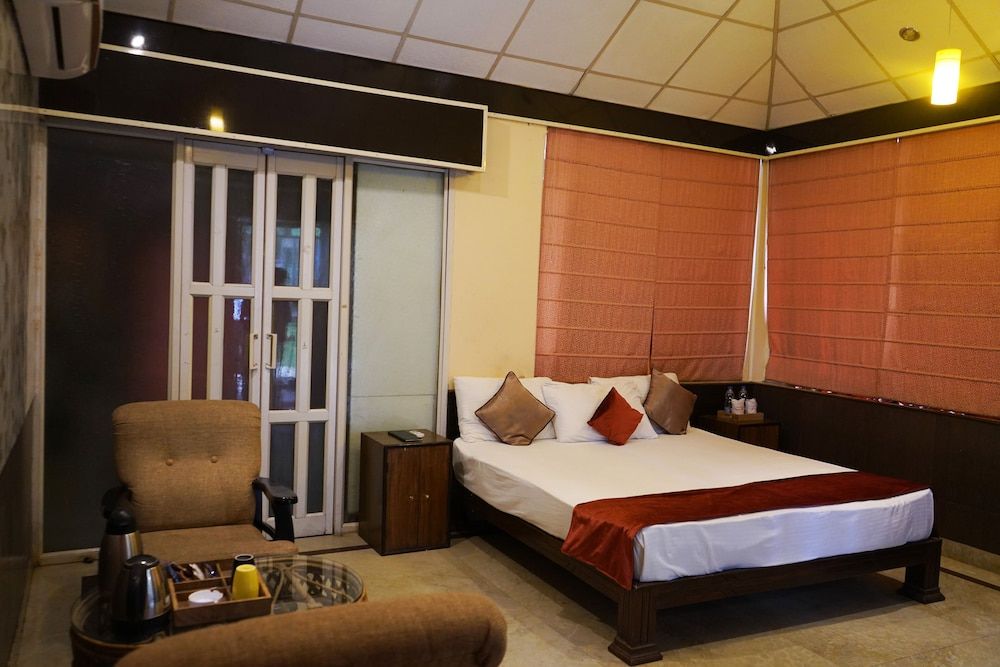 Village Machaan Resort Deluxe Cottage 4